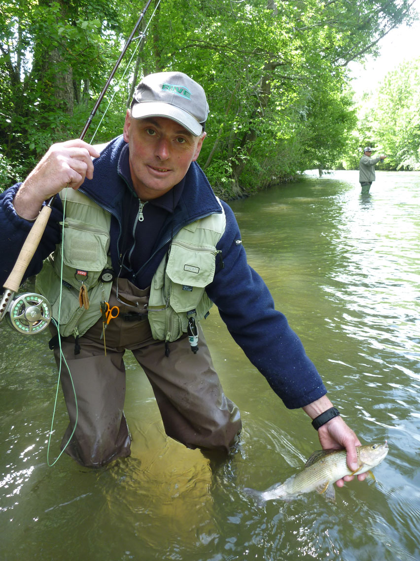 waders fishing enfant cuissarde pêche rivière truite vert nature